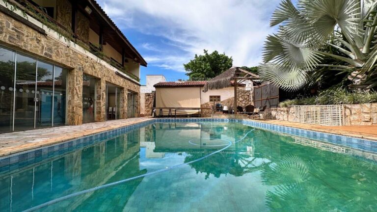 Casa Comercial para aluguel no Jardim Canadá: Piscina