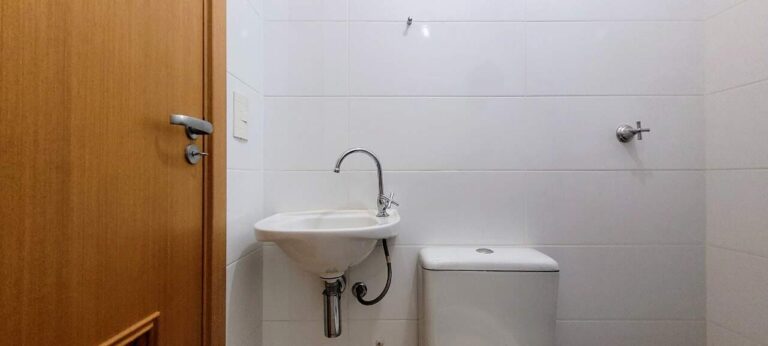 Apartamento à venda no Jardim Botânico: banheiro de servi o