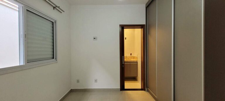 Casa em Condomínio para aluguel no Jardim Valência: Su te 2