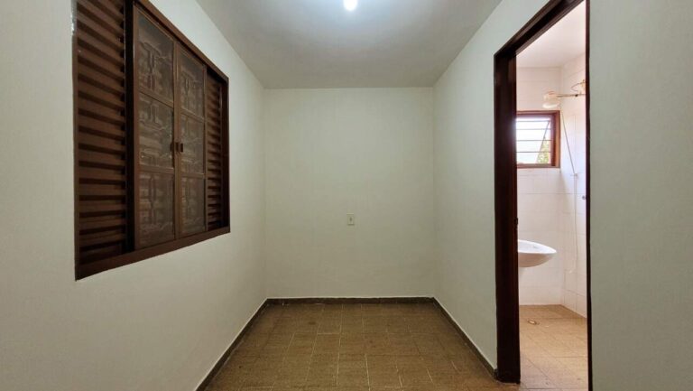Casa à venda no Ribeirânia: Dormit rio de servi o