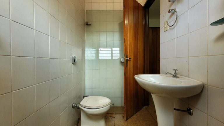 Casa à venda no Ribeirânia: Banheiro de servi o