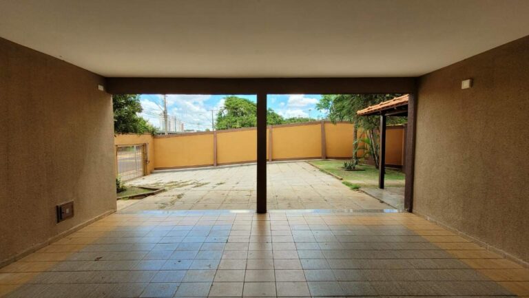 Casa à venda no Ribeirânia: Garagem