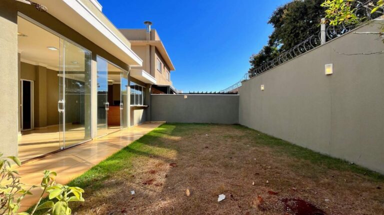 Casa em Condomínio para aluguel no Condomínio Pitangueiras: quintal