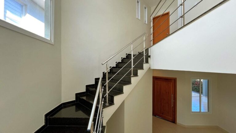 Casa em Condomínio para aluguel no Condomínio Pitangueiras: escada