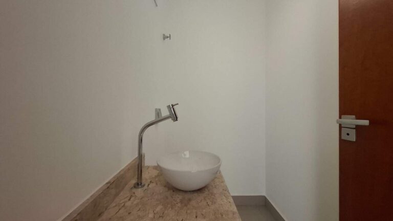 Casa em Condomínio à venda no Condomínio Pitangueiras: Lavabo