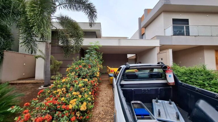 Casa em Condomínio à venda no Condomínio Pitangueiras: Fachada
