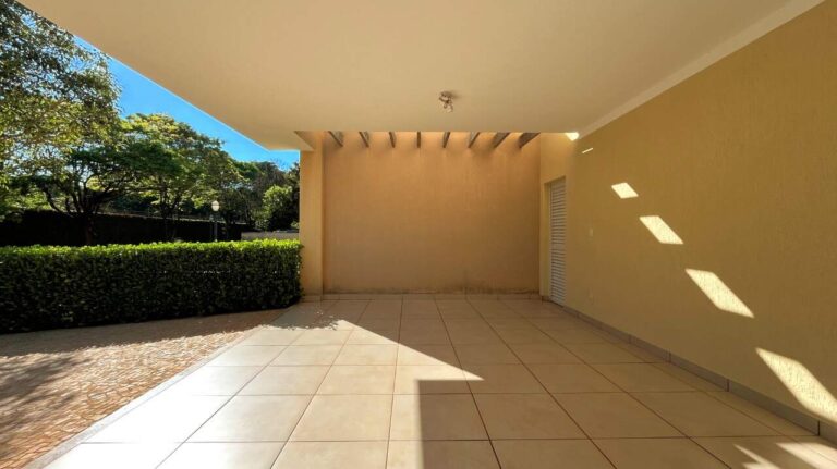 Casa em Condomínio à venda no Condomínio Arara Azul: garagem