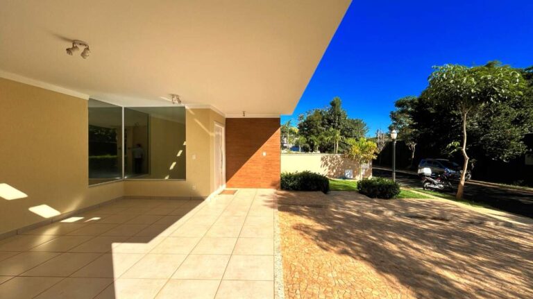 Casa em Condomínio à venda no Condomínio Arara Azul: garagem
