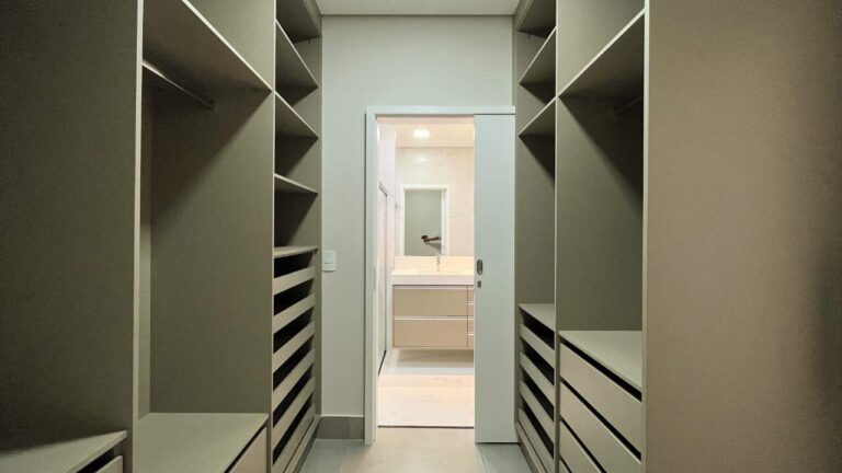 Casa em Condomínio à venda no Vila do Golfe: Closet su te master