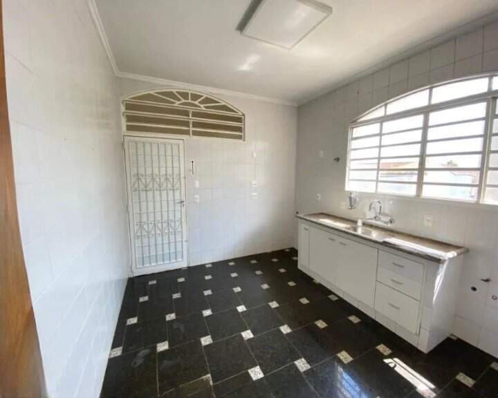 Casa Comercial para aluguel no Jardim Irajá: