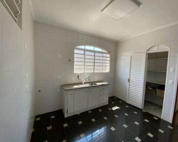 Casa Comercial para aluguel no Jardim Irajá:
