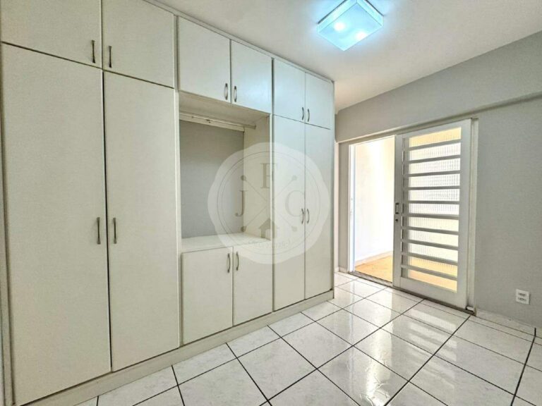 Casa em Condomínio à venda no Jardim Interlagos: