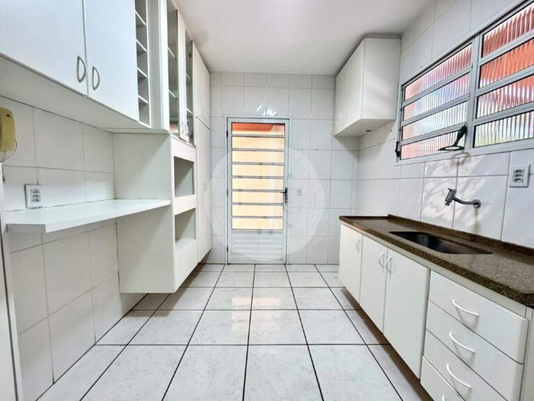 Casa em Condomínio à venda no Jardim Interlagos: