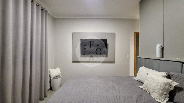 Casa em Condomínio à venda no Jardim Valência: