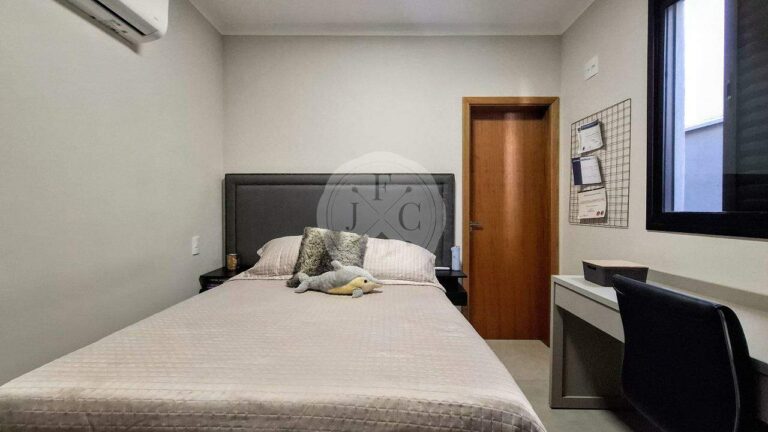Casa em Condomínio à venda no Jardim Valência: