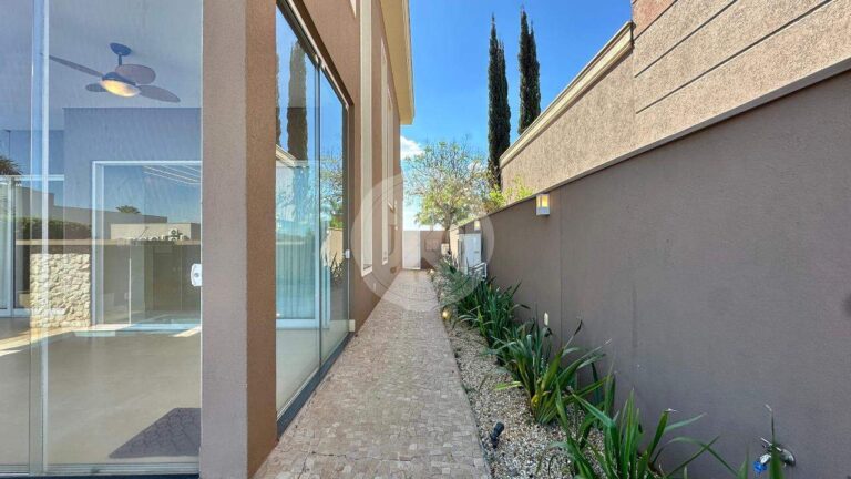 Casa em Condomínio para aluguel no Residencial e Empresarial Alphaville: